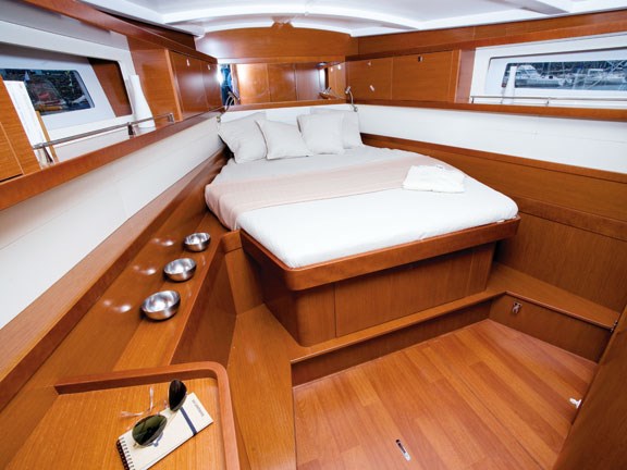 Beneteau Oceanis 45 bedroom