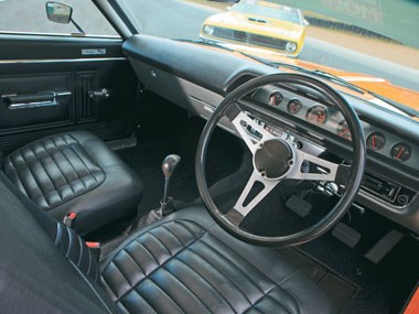 VH Valiant Charger R/T E49 vs '71 Plymouth Hemi 'Cuda