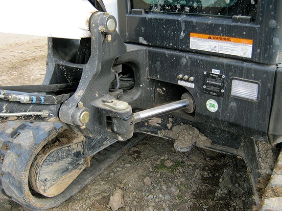 The boom swing ram is mounted in-board for better protection and functionability.