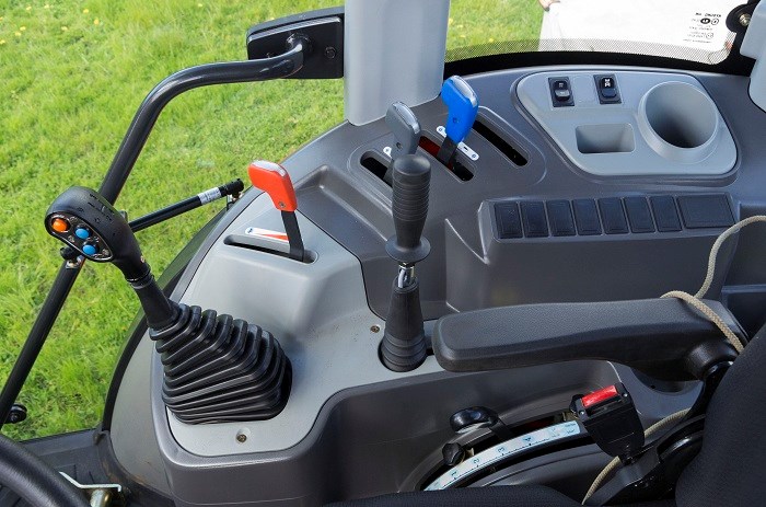 Kioti PX1002 Cabin tractor controls