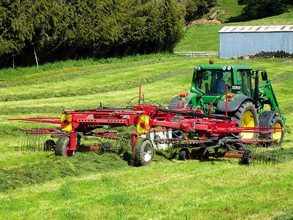Review: Lely Hibiscus 725 CD Master Rake