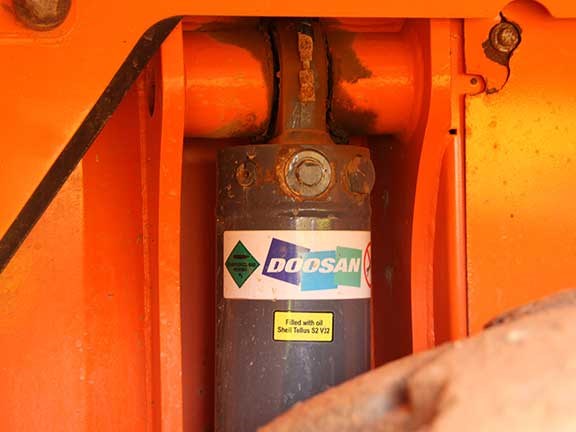 Doosan DA40 articulated dump truck nitrogen shock absorber