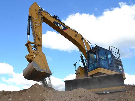 The ‘L’ and ‘CR’ in the Cat 335F L CR excavator’s model designation refer to long undercarriage and compact radius.