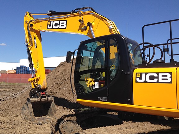 The JCB JS220-LC uses the new EcoMAX T4i/Stage 3B engine, which uses up to 10 percent less fuel than the previous Tier 3 units.