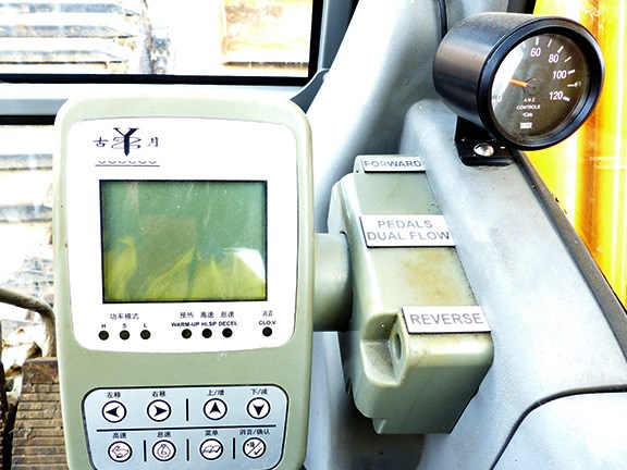 The hydraulic oil temperature gauge sits forefront and centre for constant monitoring.
