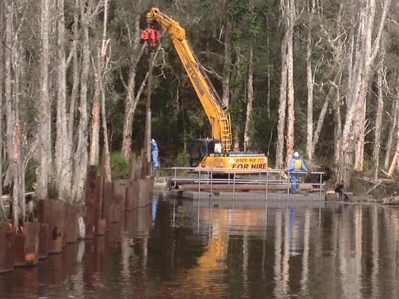 The 40-tonne excavator pulling 6m sheet piles.