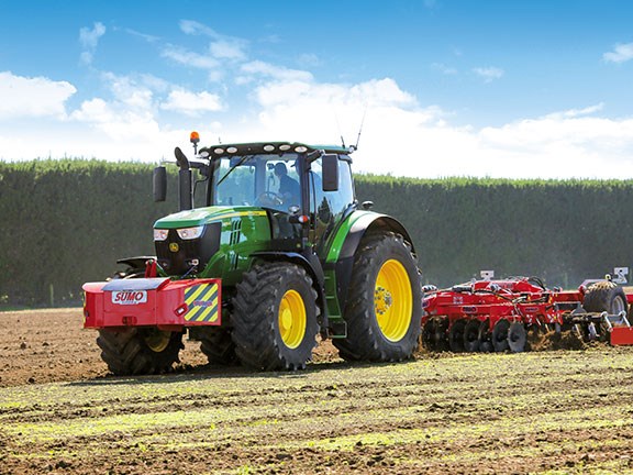 Punching well above its weight, the 175hp John Deere handled the 3.5m Sumo Trio with aplomb