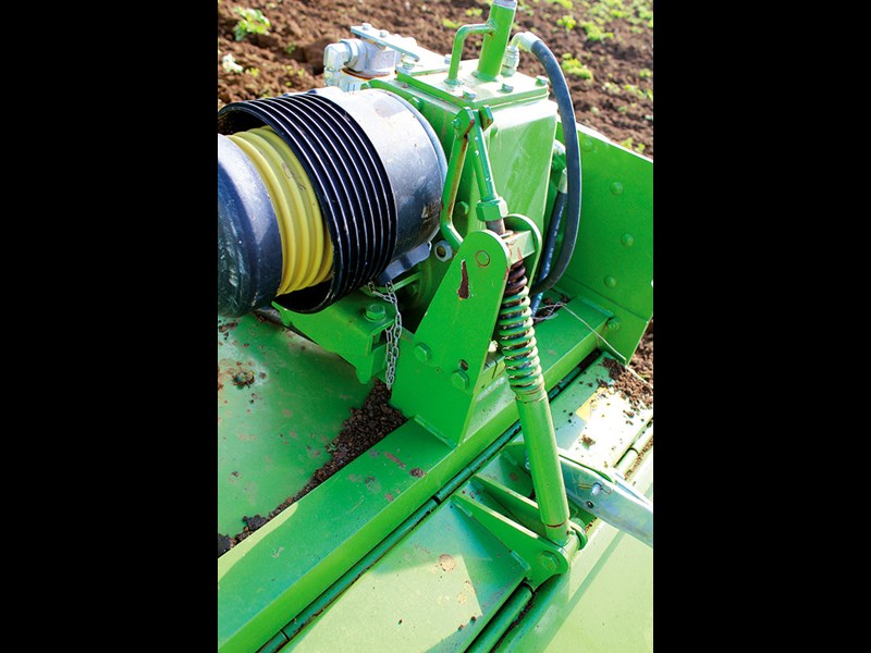 Drive is transferred to the outer gearboxes through a shaft and a cam clutch to prevent damage