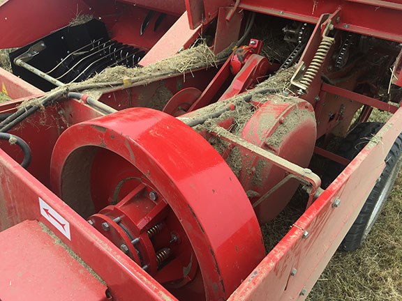 Operating at 540rpm, the large fly wheel with built-in shear pin maintains constant momentum to the baler’s main working parts.