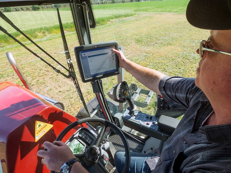 0778 Hardi Presidio sprayer cockpit