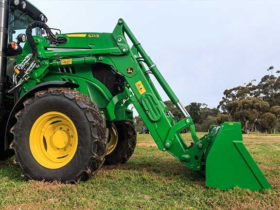 The 623 R self-levelling front-end loader was a great point-scorer for the John Deere 6105M tractor.