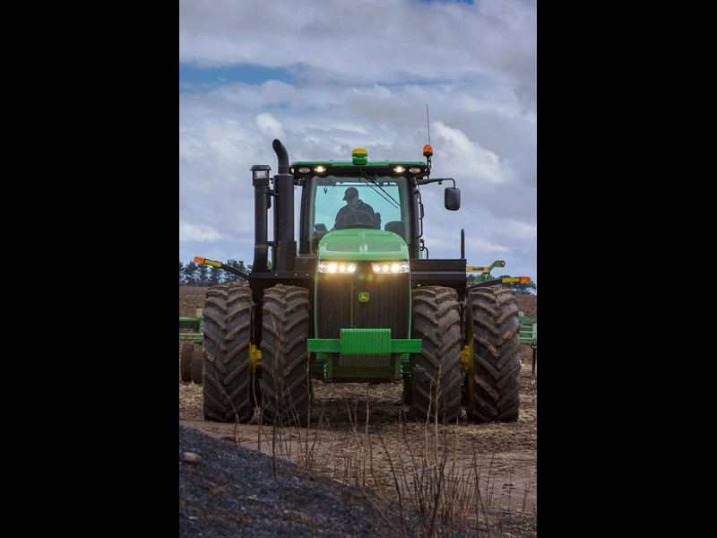 John Deere 9410R tractor lighting