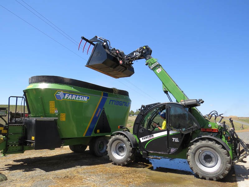 Magnum Double 2000 loading with Faresin teleahndler 3274