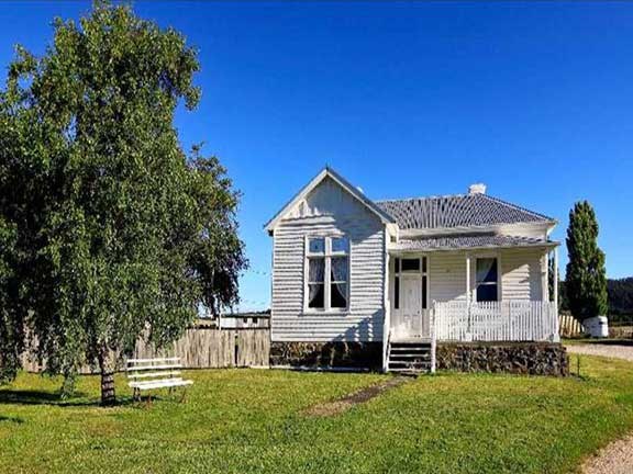 The renovated house benefits from modern kitchen, three bathrooms, floor coverings and heating.