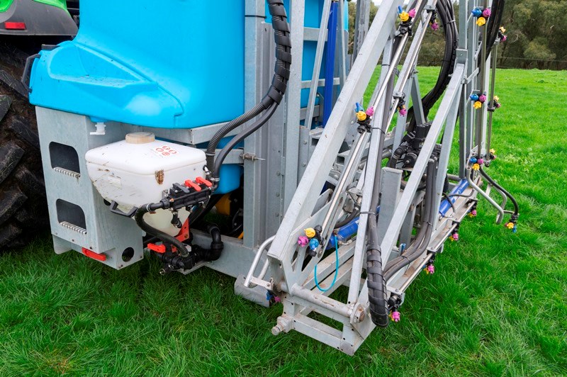 Tank filling on entry and exit of the tractor