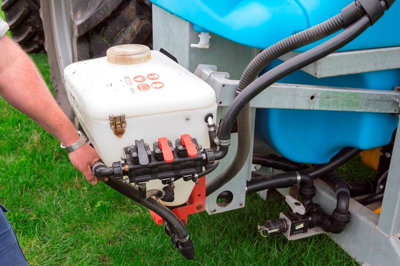 The black valve lever activates the drum rinse nozzle