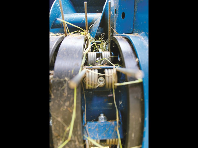 The pick up tines are slotted in a box section which significantly reduces tine spreading and breakages