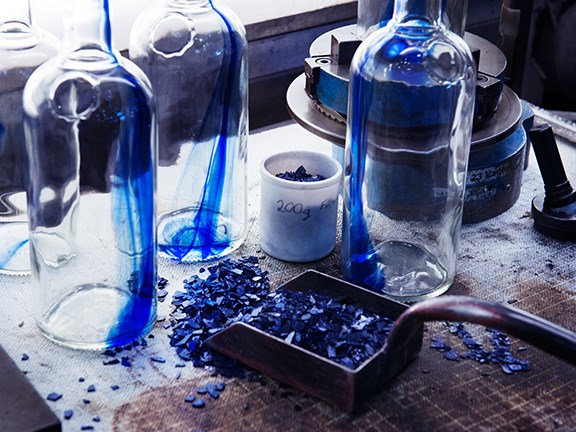 Ardagh used a carefully prepared cobalt colour compound for the Absolut Originality vodka bottles.