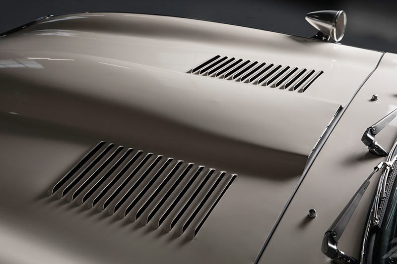 Jaguar e type bonnet