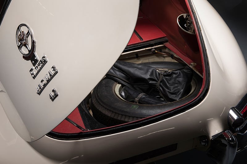 Jaguar e type boot
