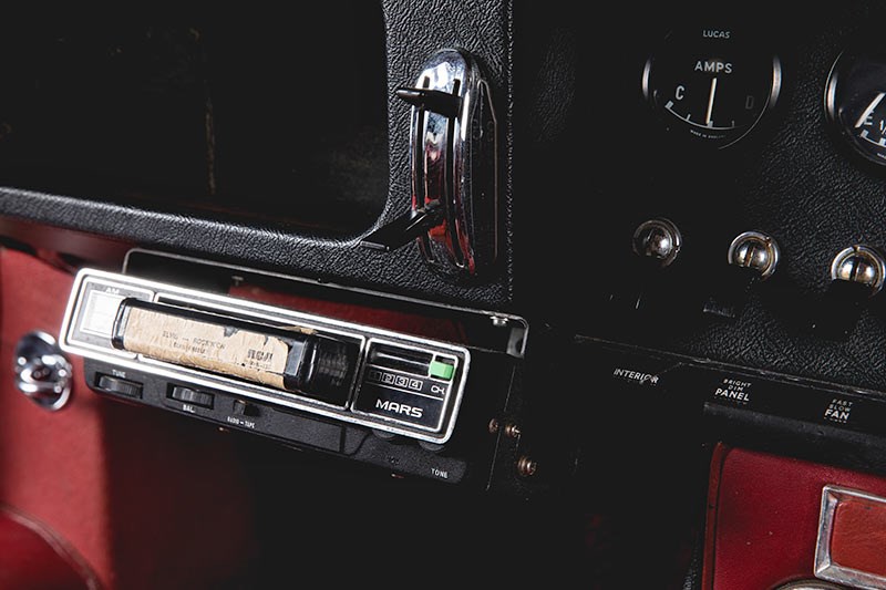 Jaguar e type dash 6