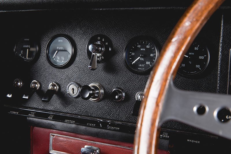 Jaguar e type dash