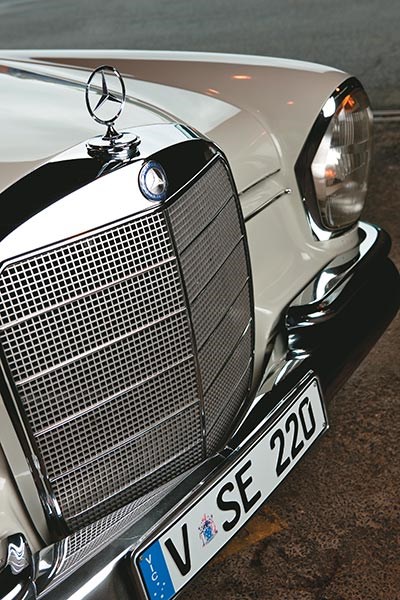 Mercedes Benz tailfin grille detail