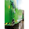 The hydraulic operation of two fins pushes the feed onto auger cutters with smaller loads