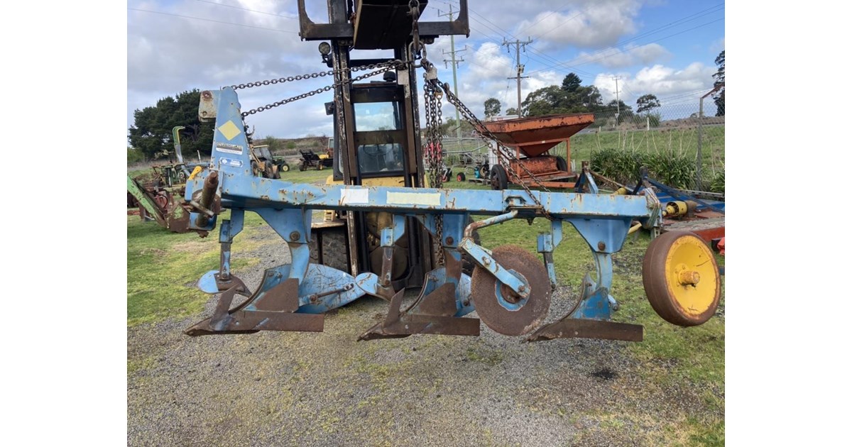 OVERUM 3 FURROW MOULDBOARD PLOUGH for sale