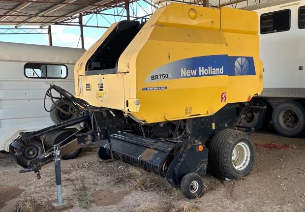 NEW HOLLAND BR750A For Sale