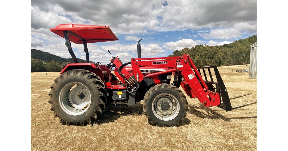 MAHINDRA 8000 4WD TRACTOR & LOADER for sale