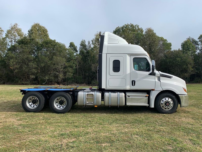 freightliner cascadia 801801 007