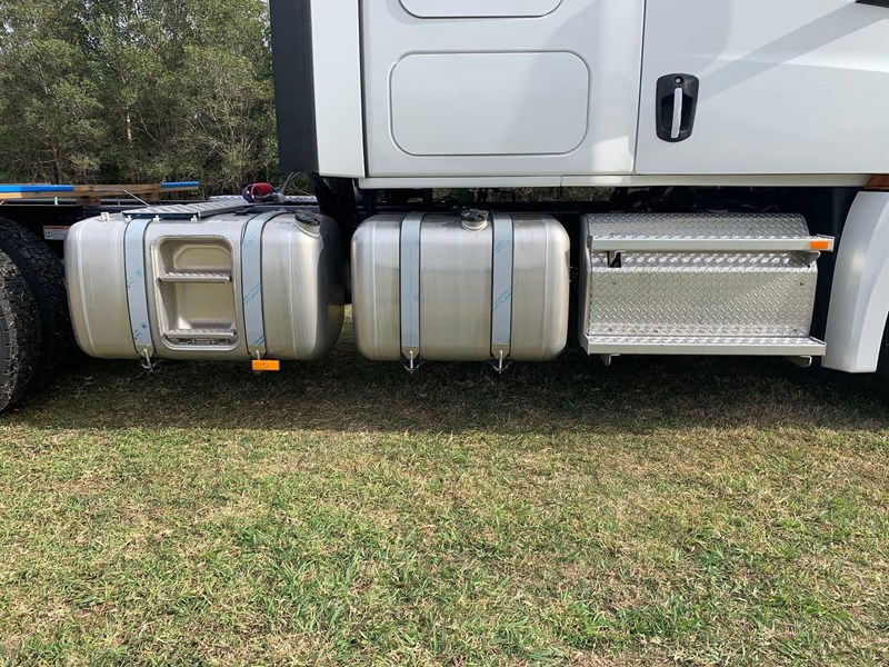 freightliner cascadia 801801 009