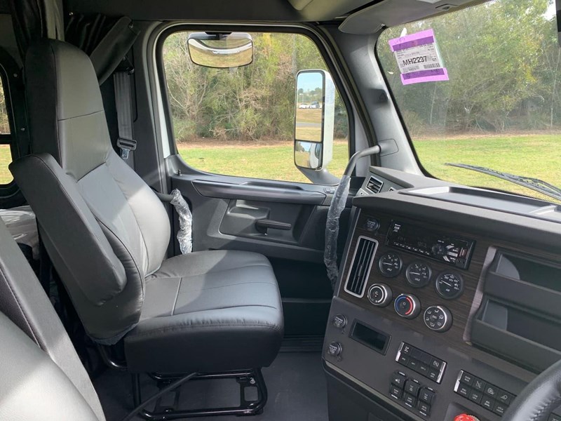 freightliner cascadia 801801 027