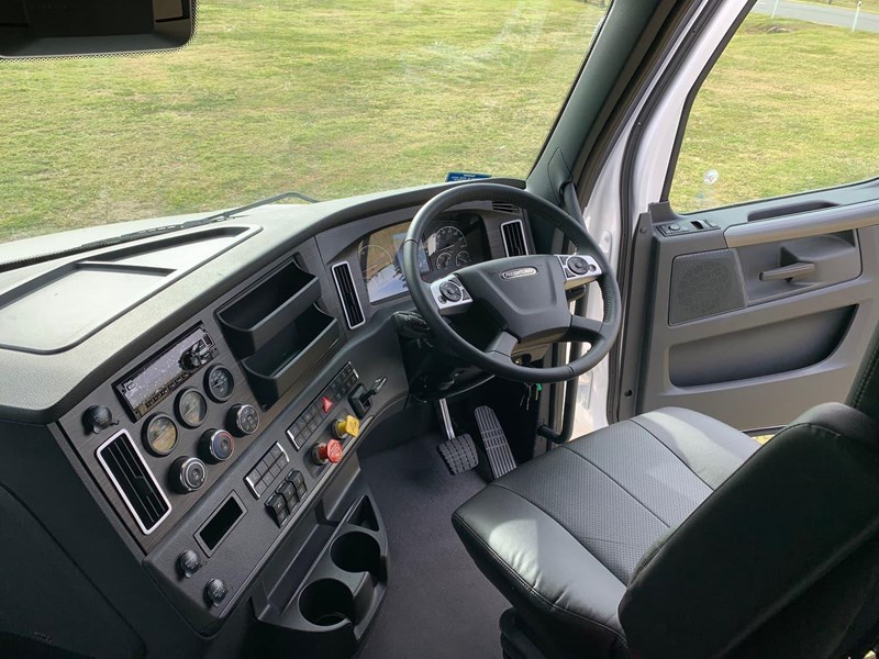 freightliner cascadia 801801 039