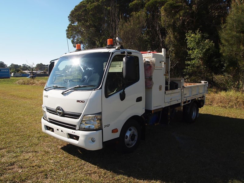 hino 300 series - 717 838569 015