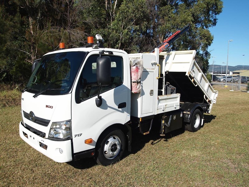 hino 300 series - 717 838569 017