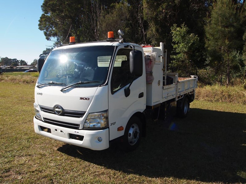 hino 300 series - 717 838569 027