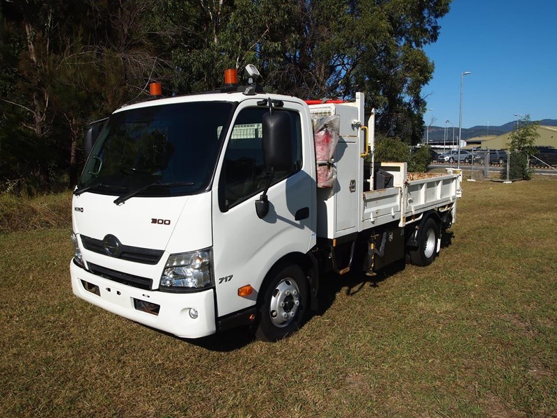 hino 300 series - 717 838569 033