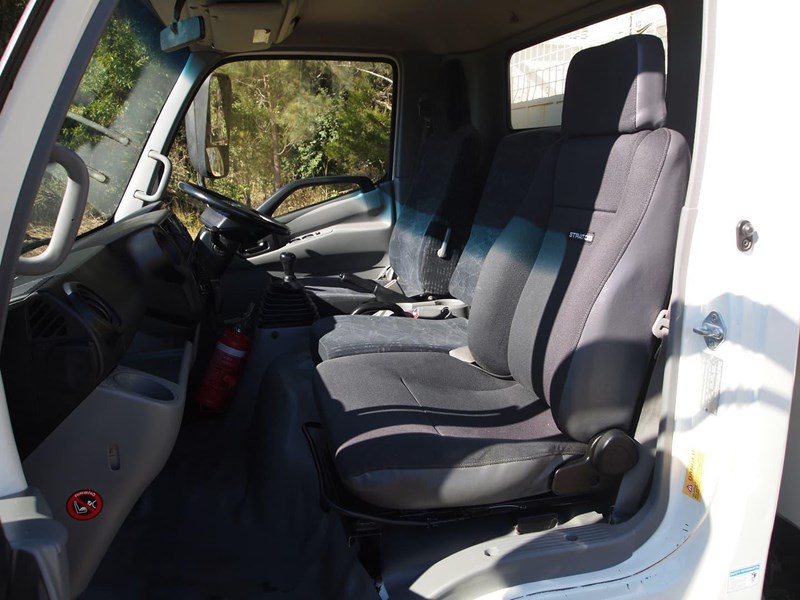 hino 300 series - 717 838569 035