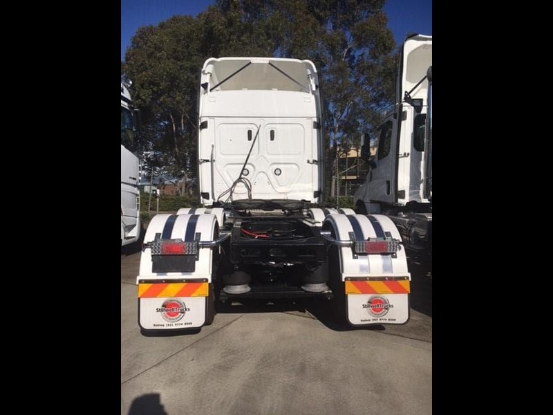 freightliner cascadia 850794 021