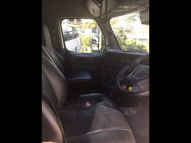 freightliner cascadia 850794 025