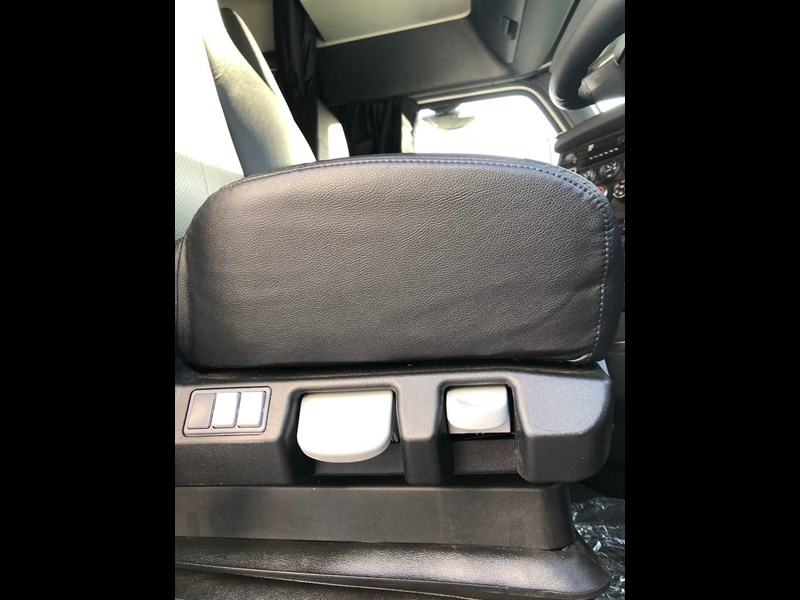 freightliner cascadia 841090 067