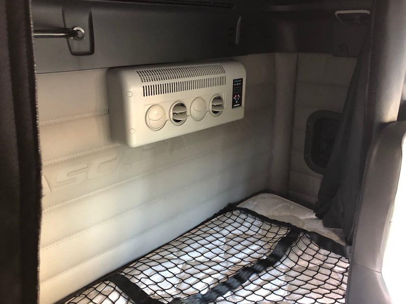freightliner cascadia 841090 031