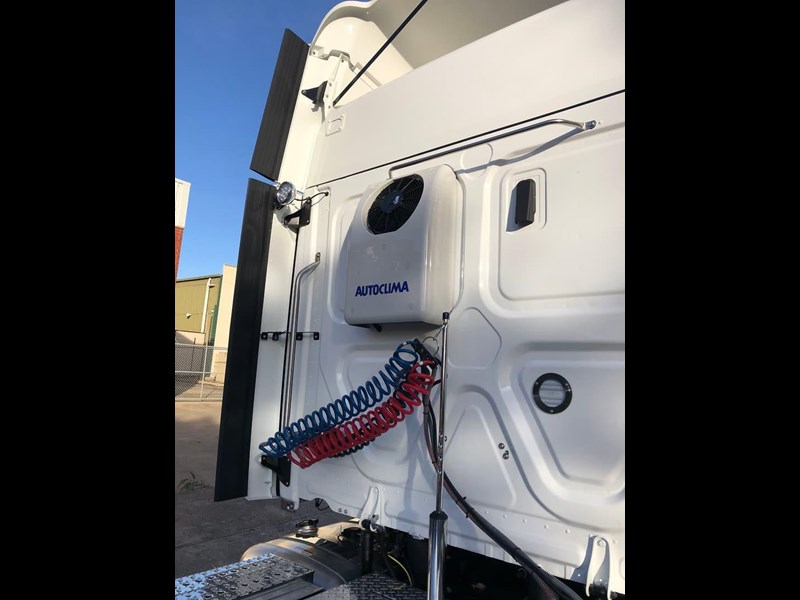 freightliner cascadia 841090 013