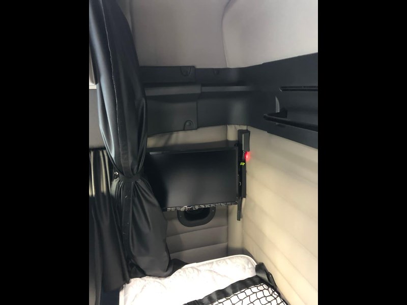 freightliner cascadia 841090 053
