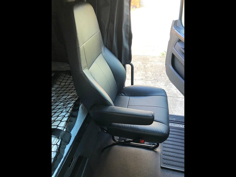 freightliner cascadia 841090 033