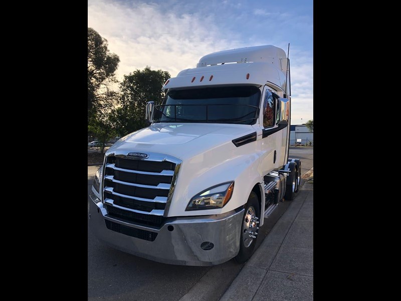freightliner cascadia 841090 003