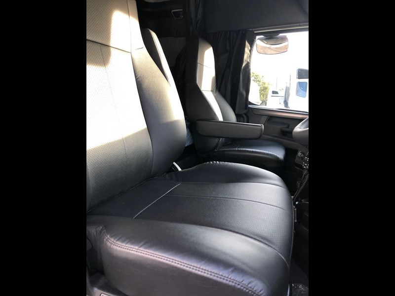freightliner cascadia 841090 069