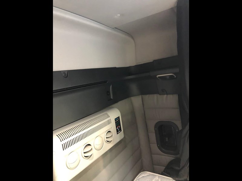 freightliner cascadia 841090 055